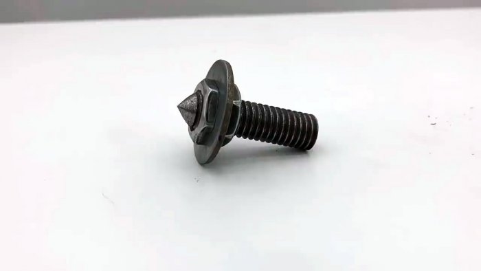 Мини токарный станок из сломанной болгарки и дрели