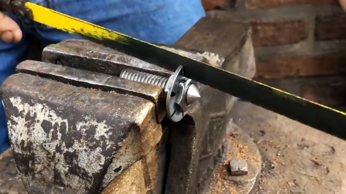 Мини токарный станок из сломанной болгарки и дрели