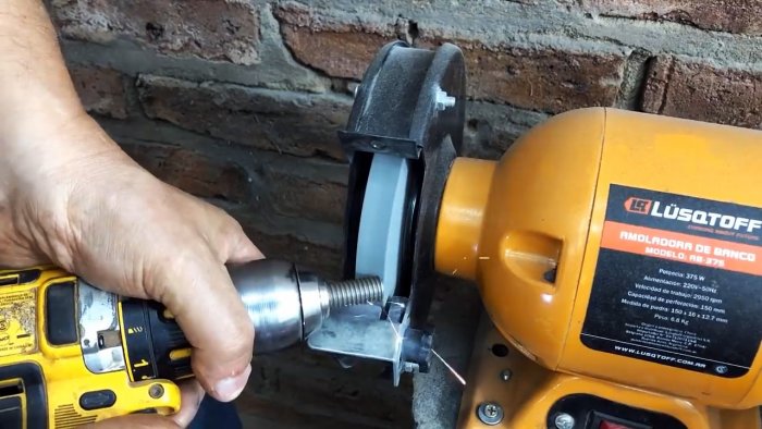 Мини токарный станок из сломанной болгарки и дрели