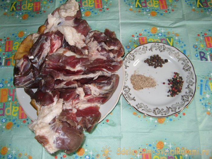 Простой рулет из свиной голяшки для новичков в изготовлении мясных деликатесов