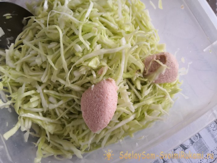 Салат из капусты и икры за 100 рублей вы будете готовить снова и снова