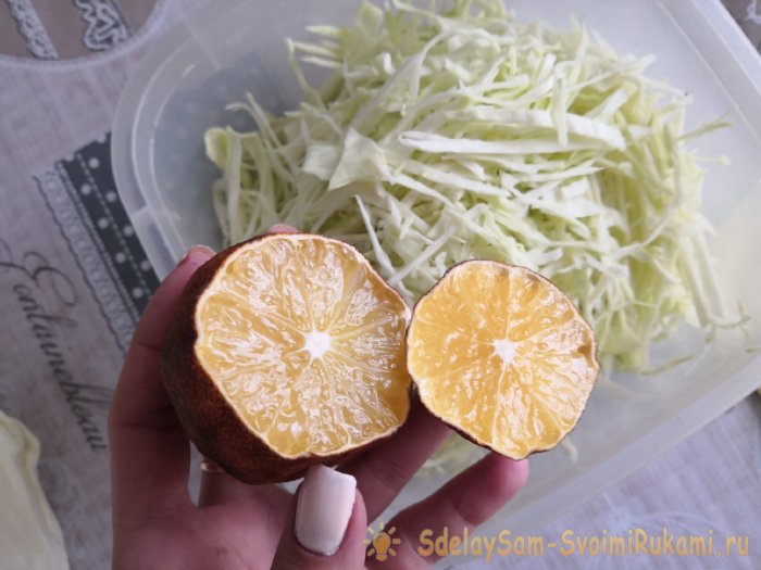 Салат из капусты и икры за 100 рублей вы будете готовить снова и снова