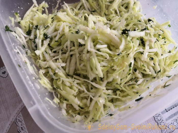 Салат из капусты и икры за 100 рублей вы будете готовить снова и снова