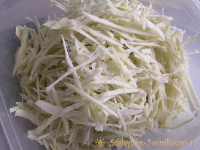 Салат из капусты и икры за 100 рублей вы будете готовить снова и снова