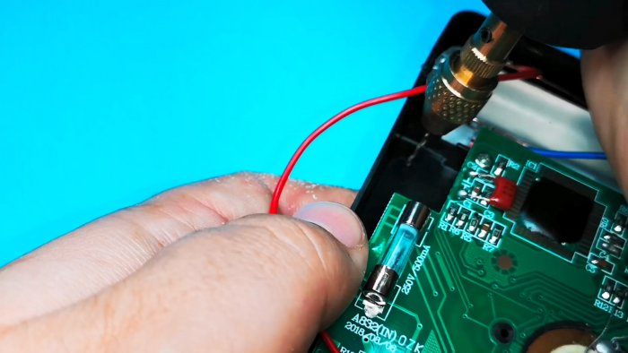 Как сделать автоматическое включение подсветки мультиметра