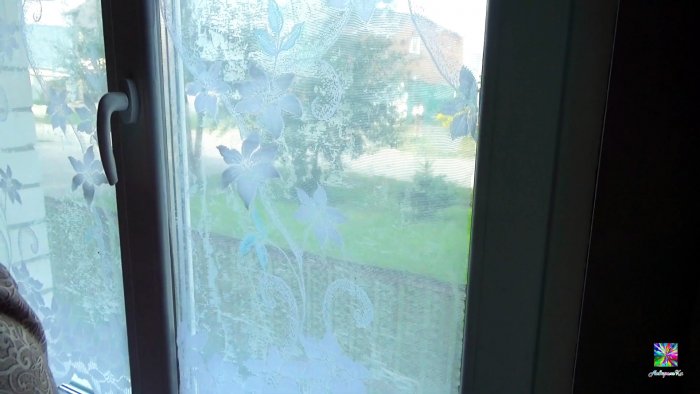 Зачем клеить тюль на окна вместо жалюзи? Волшебный совет для первых этажей