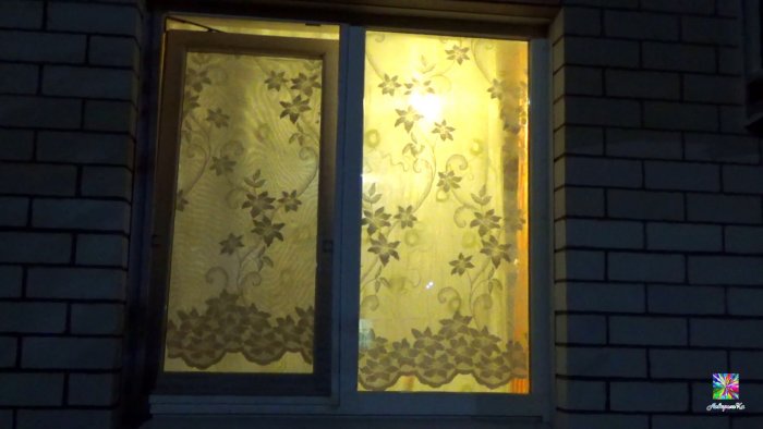 Зачем клеить тюль на окна вместо жалюзи? Волшебный совет для первых этажей