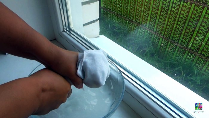 Зачем клеить тюль на окна вместо жалюзи? Волшебный совет для первых этажей