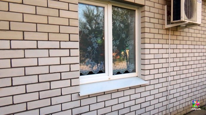 Зачем клеить тюль на окна вместо жалюзи? Волшебный совет для первых этажей