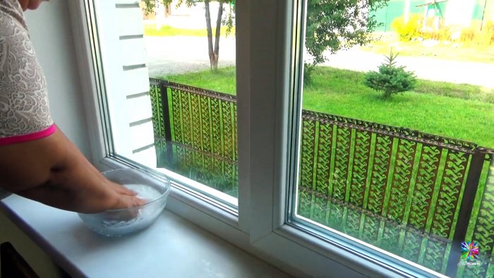 Зачем клеить тюль на окна вместо жалюзи? Волшебный совет для первых этажей