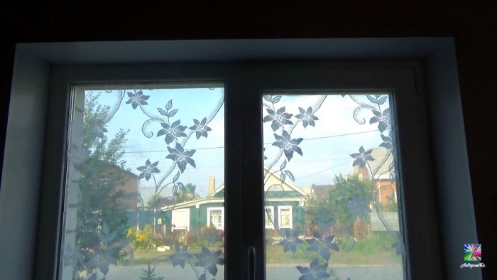 Зачем клеить тюль на окна вместо жалюзи? Волшебный совет для первых этажей