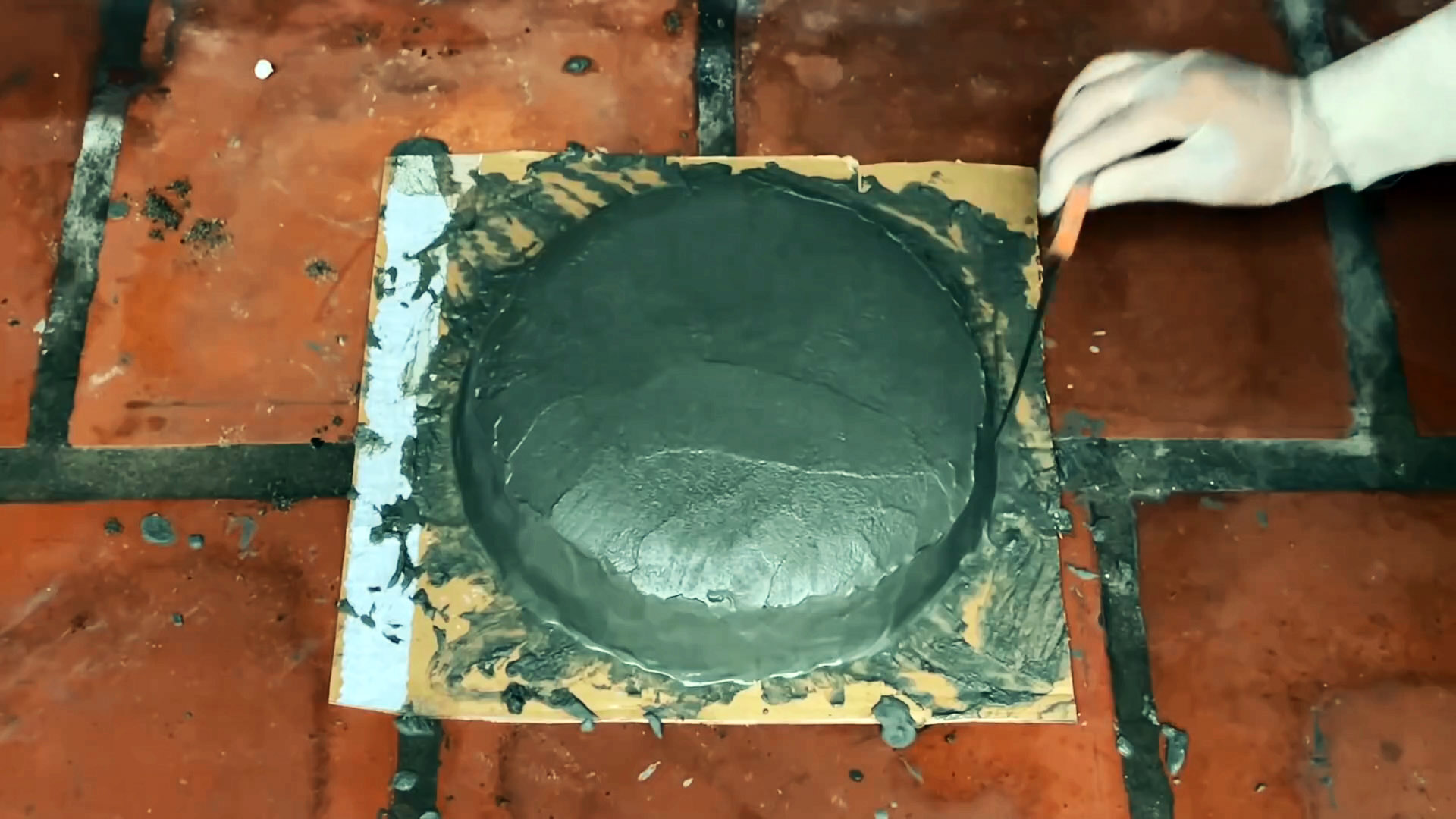 Как сделать столик для террасы с лебедями из цемента