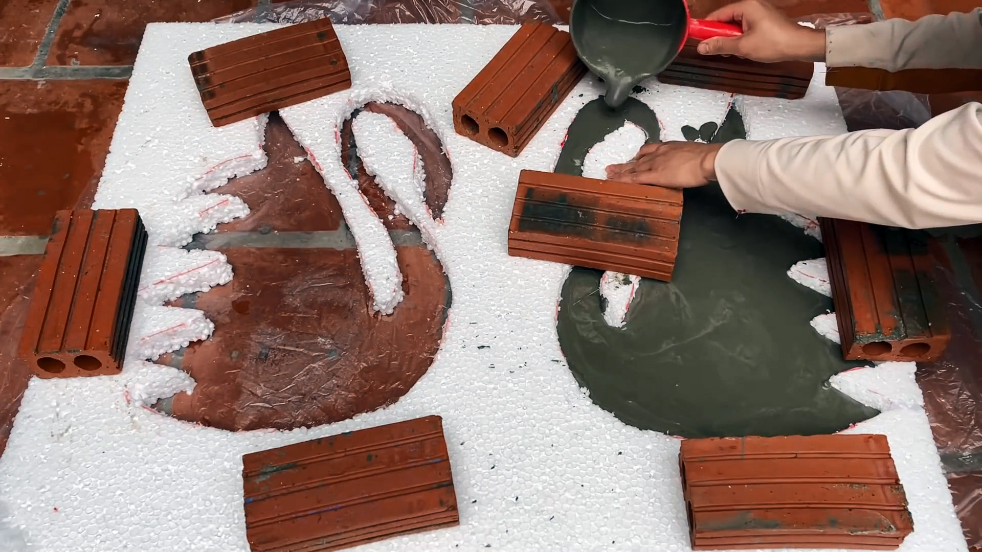 Как сделать столик для террасы с лебедями из цемента