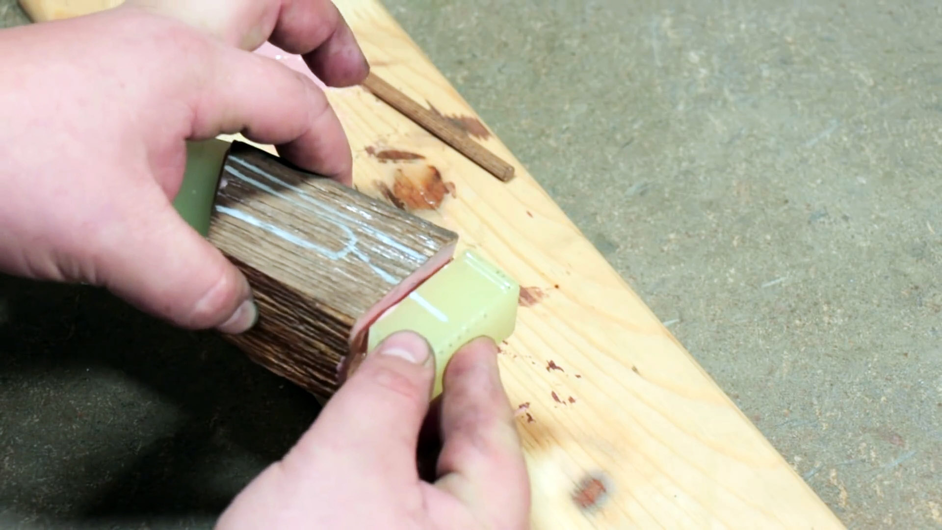 Как сделать светящуюся рукоять для ножа из эпоксидки и дерева