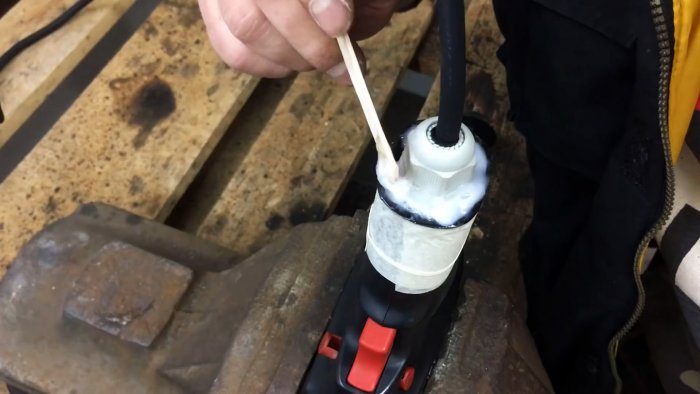 Как использовать шуруповерт с неработающим аккумулятором