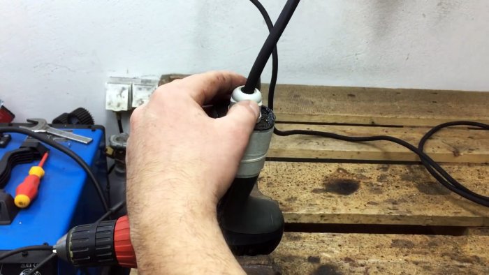 Как использовать шуруповерт с неработающим аккумулятором