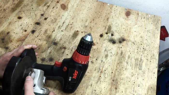 Как использовать шуруповерт с неработающим аккумулятором