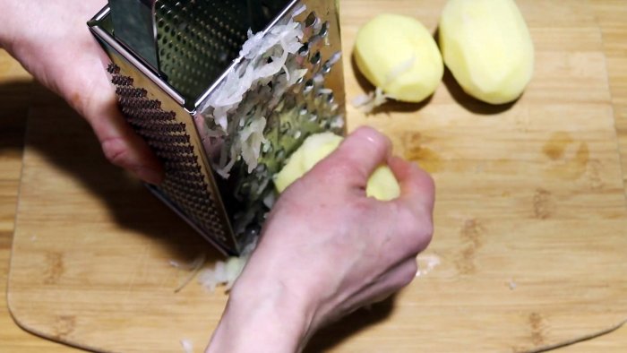 Грудка картошка и луковица  быстрый ужин на одной сковороде