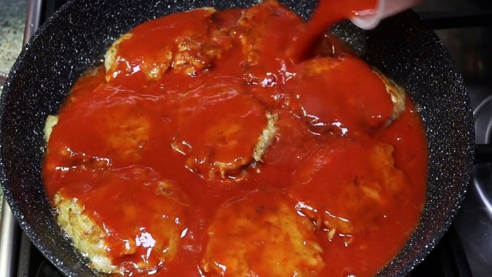 Грудка картошка и луковица  быстрый ужин на одной сковороде