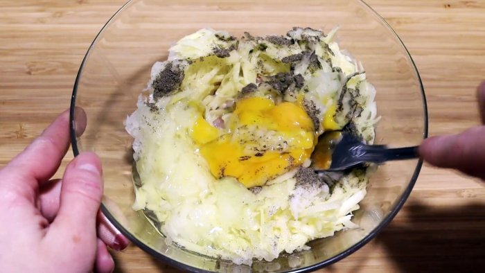 Грудка картошка и луковица  быстрый ужин на одной сковороде