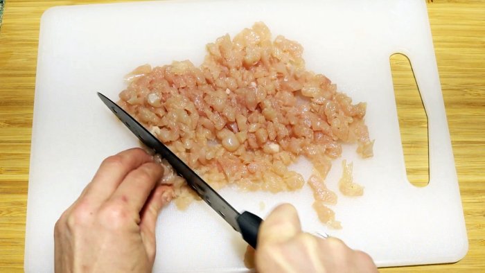 Грудка картошка и луковица  быстрый ужин на одной сковороде