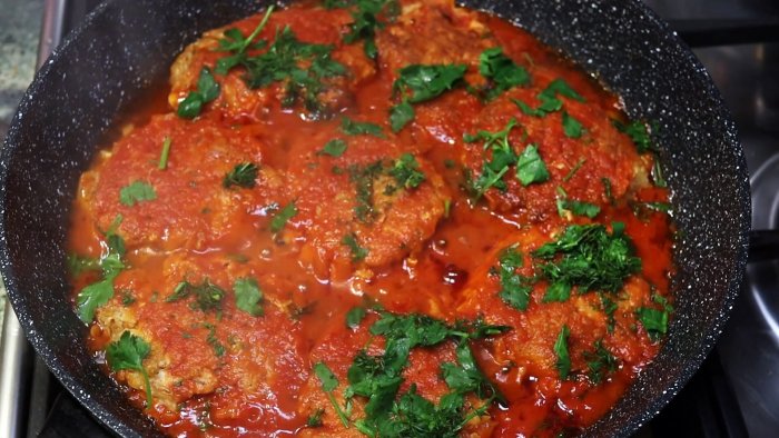 Грудка картошка и луковица  быстрый ужин на одной сковороде