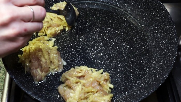 Грудка картошка и луковица  быстрый ужин на одной сковороде