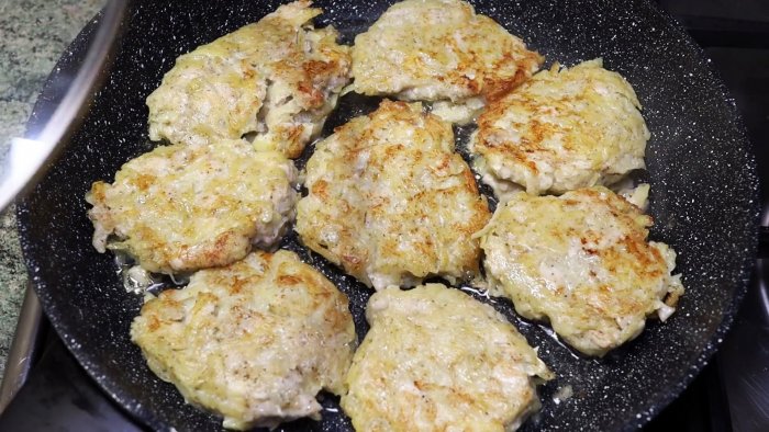 Грудка картошка и луковица  быстрый ужин на одной сковороде