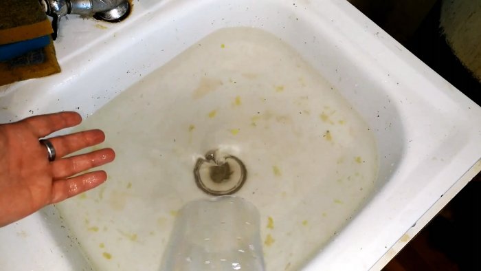 Как прочистить слив раковины или ванной ПЭТ бутылкой