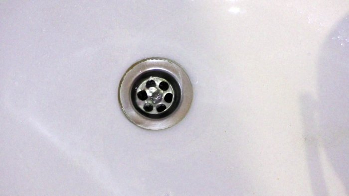 Не уходит вода в ванной Как вычистить сифон