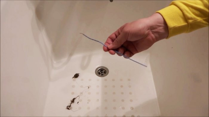 Как почистить слив в ванной многожильным проводом