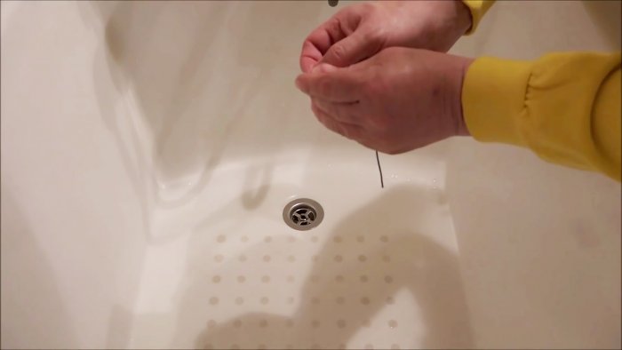 Как почистить слив в ванной многожильным проводом