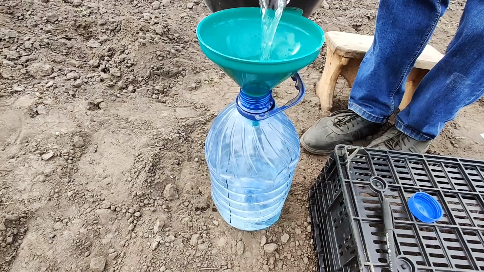Простейший капельный полив из пластиковой бутыли для крепкого урожая