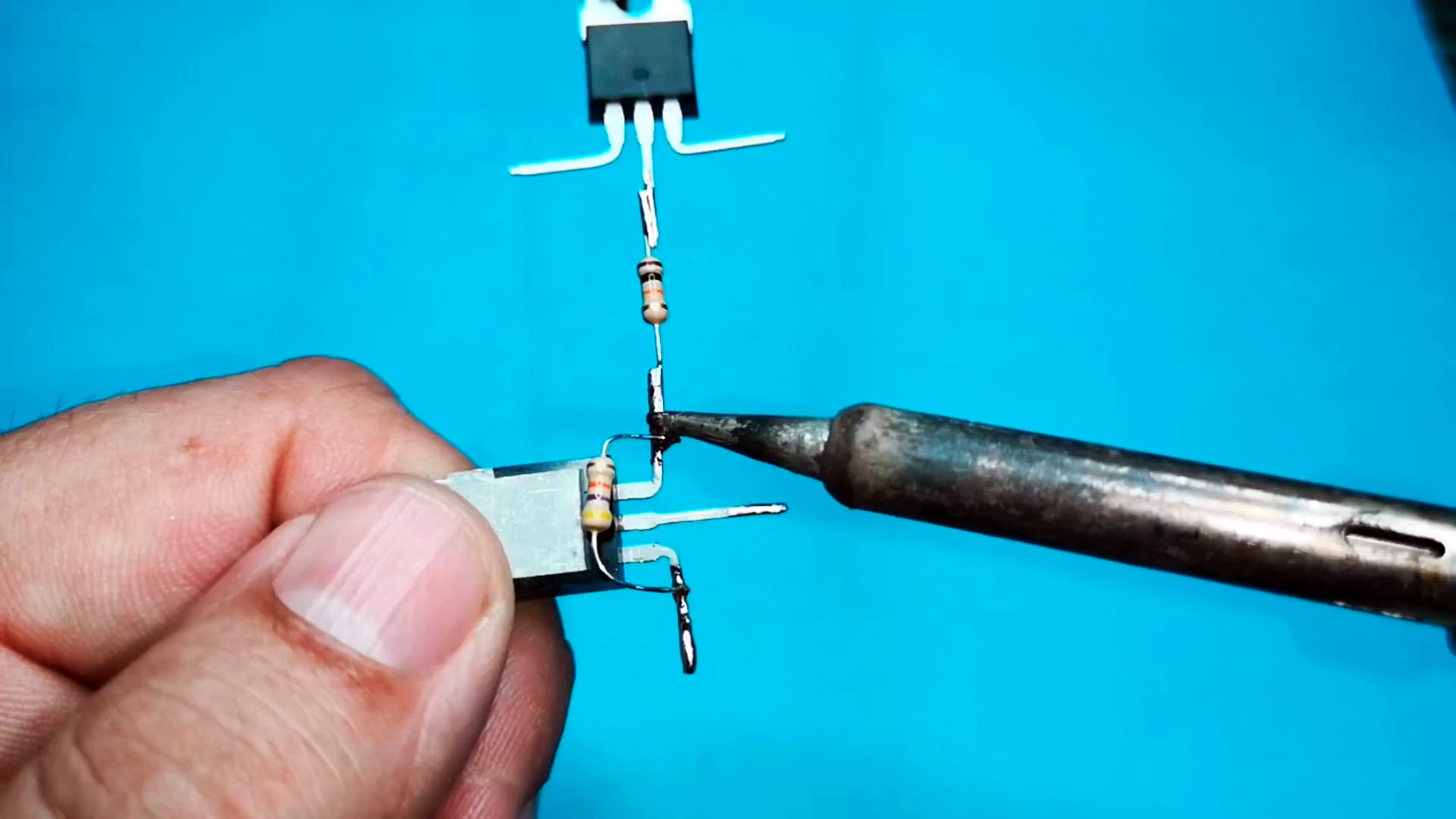 Транзисторный переключатель для управления мощной нагрузкой кнопкой без фиксации