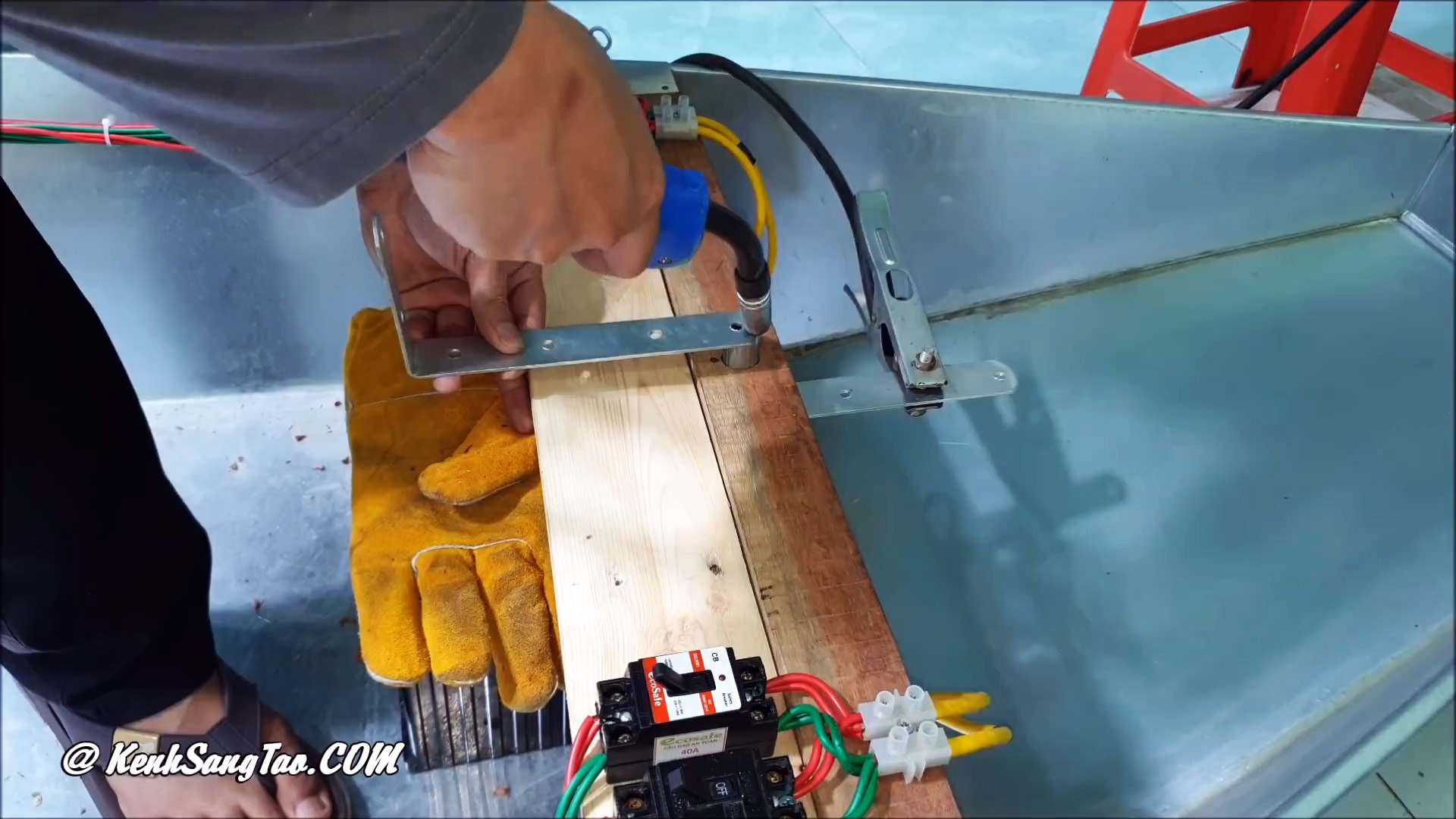 Как сделать лодку на воздушной тяге с 8 маломощными электродвигателями
