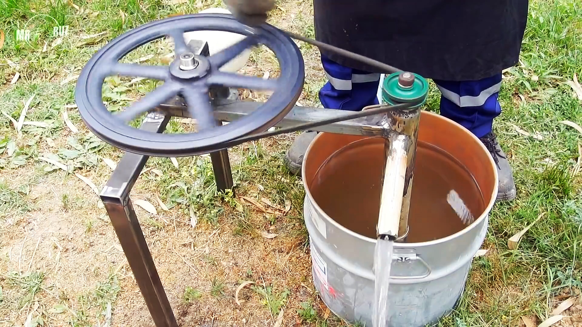 Как из хлама сделать ручной насос для перекачки воды