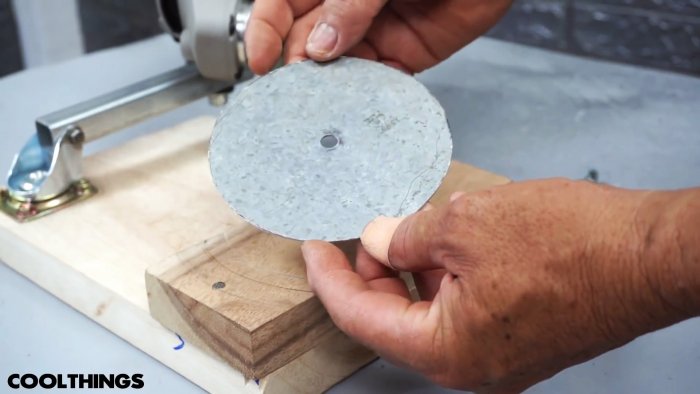 Приспособление на болгарку для резки металлических дисков любого диаметра
