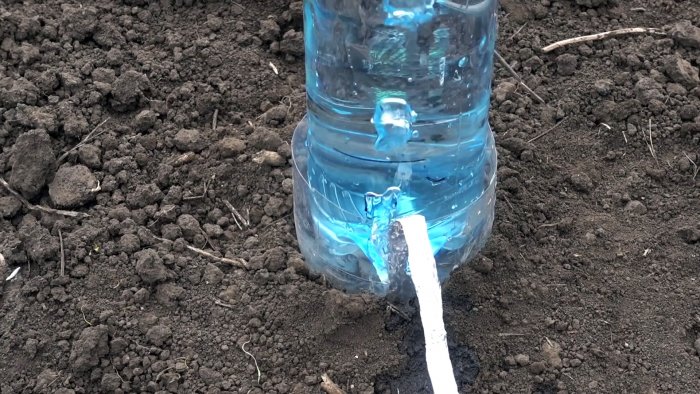 Капельный полив из пластиковых бутылок своими руками - три способа