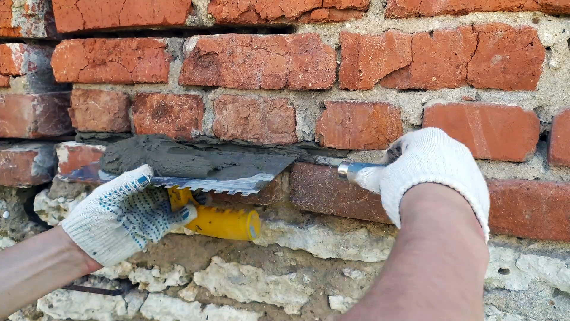 Недорогой способ ремонта треснувшей стены с усилением фундамента