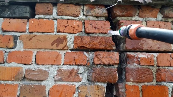 Недорогой способ ремонта треснувшей стены с усилением фундамента
