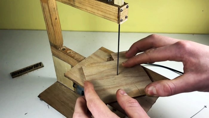 Как сделать мини лобзиковый станок 12 В из дерева