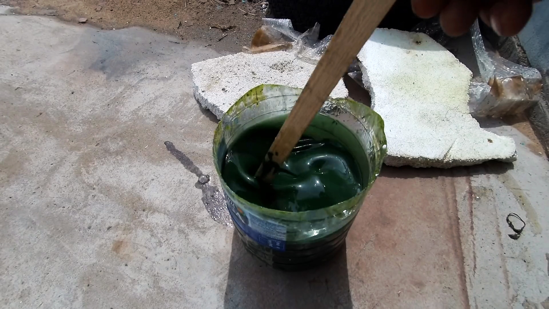 Как сделать дешевую водостойкую и износостойкую краску для бетона, кирпича или дерева