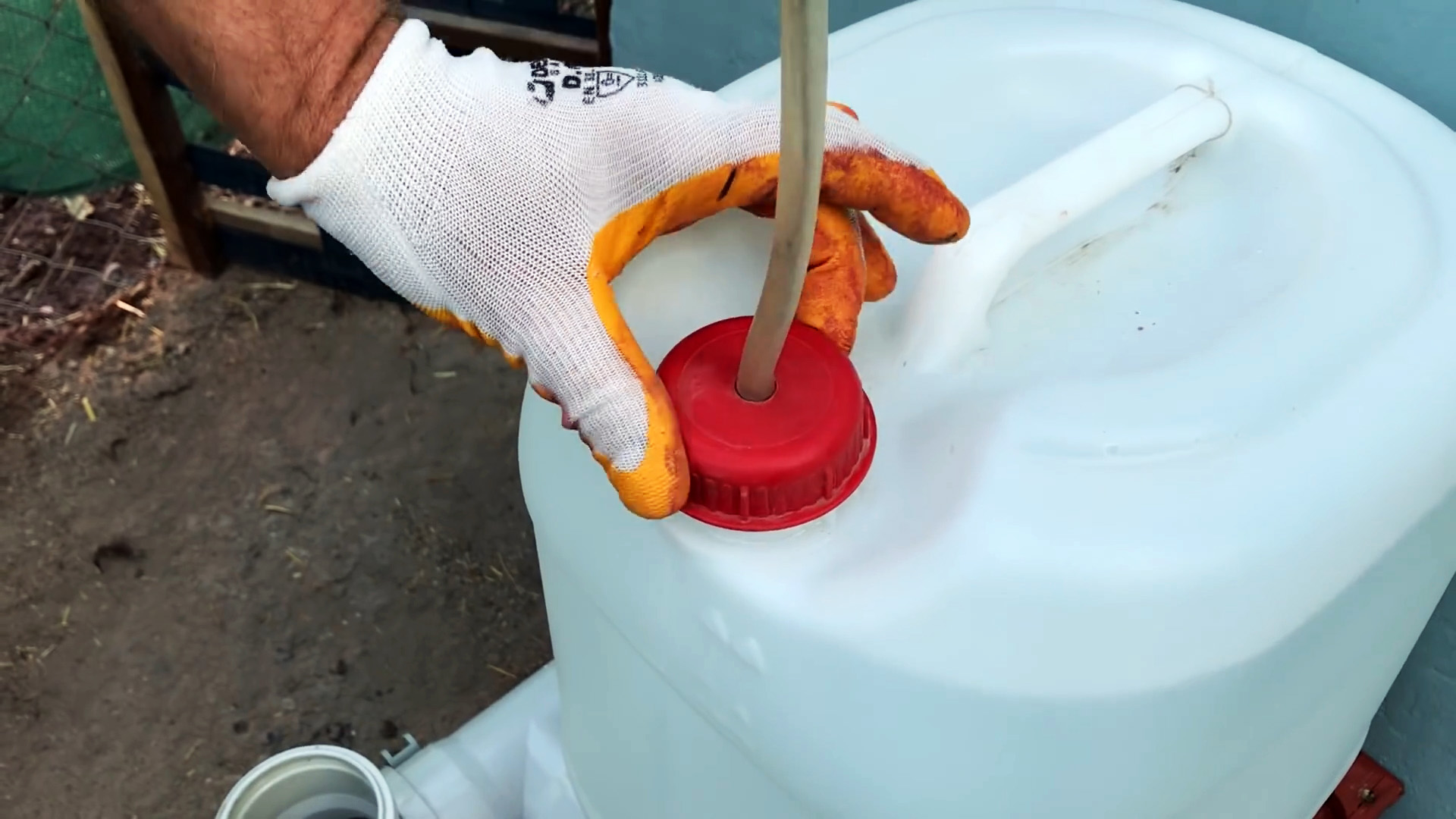 Автоматическая поилка для домашней птицы из канализационных тройников и колен