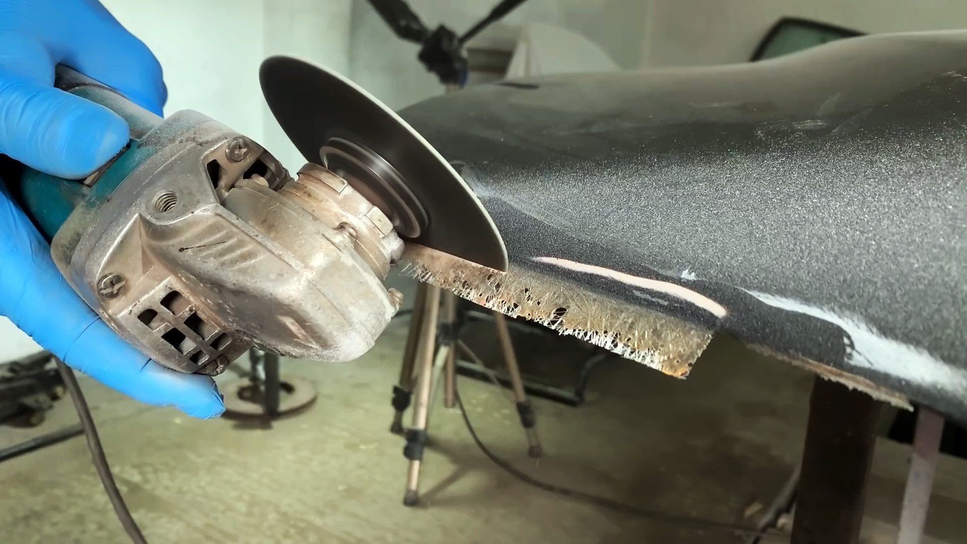 Как отремонтировать сквозную коррозию машины без сварки и краскопульта