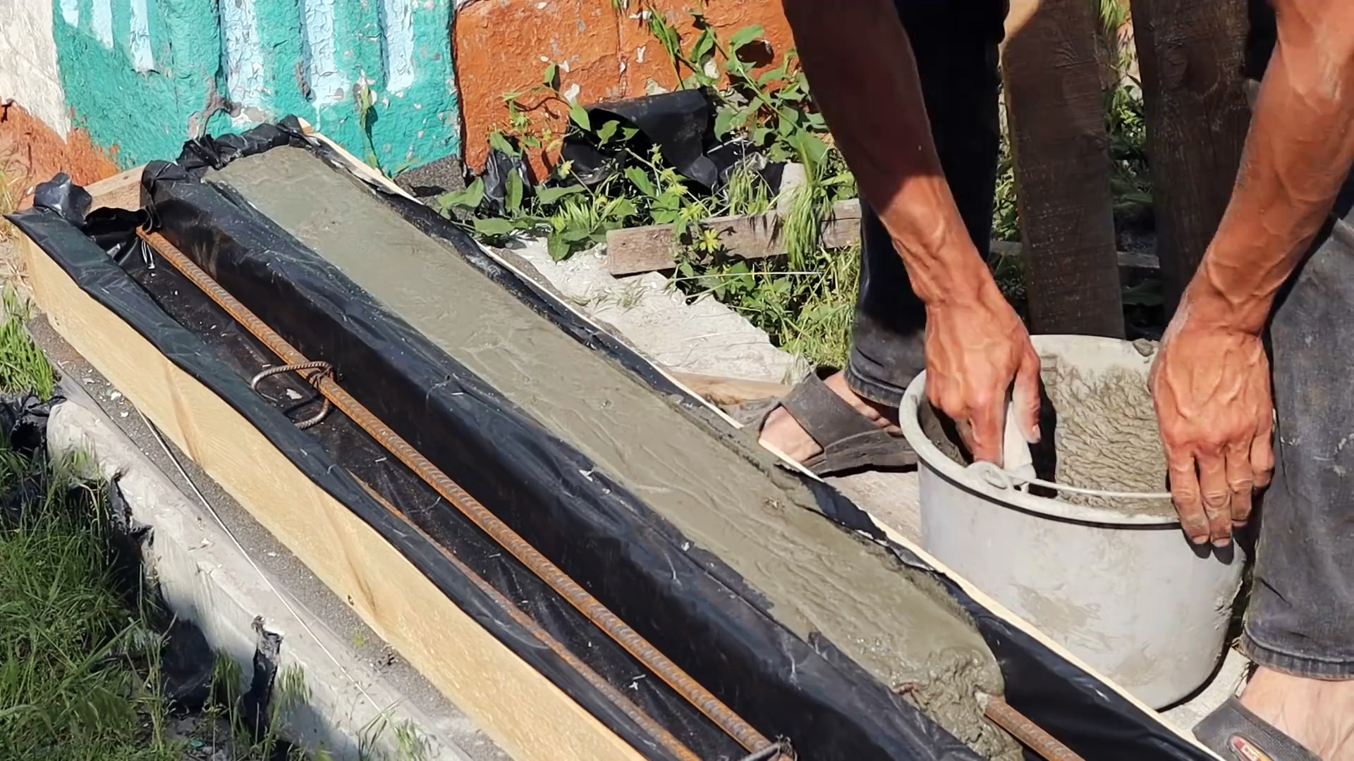 Простая технология изготовления ровных аккуратных бетонных столбиков в домашних условиях