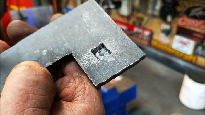 Квадратные отверстия в металле делаем в гараже