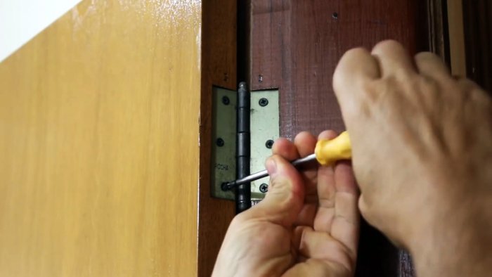 Как отремонтировать сколы и расслаивания в нижней части деревянной двери