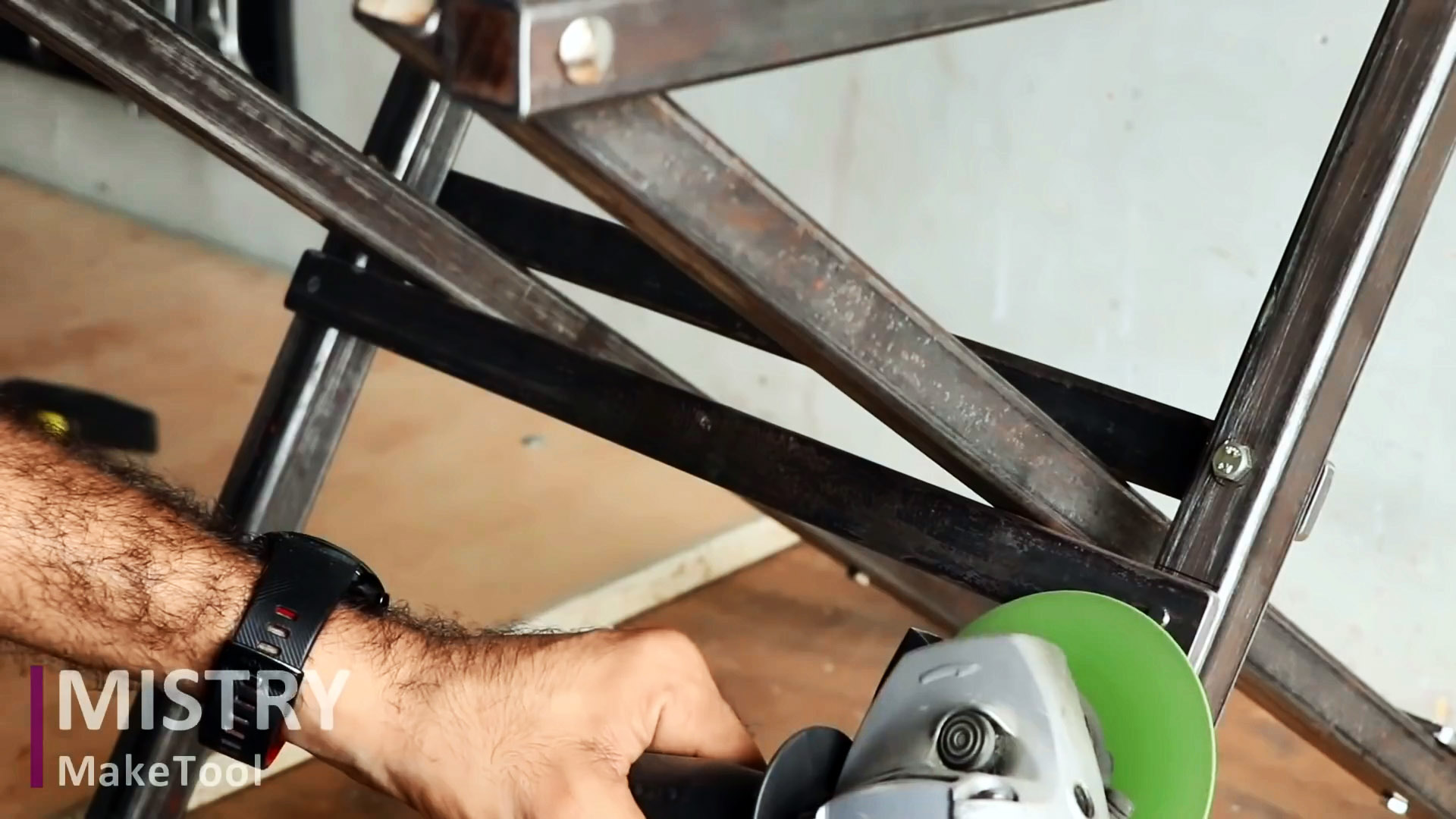Как сделать прочный и удобный складной стул из простых материалов своими руками