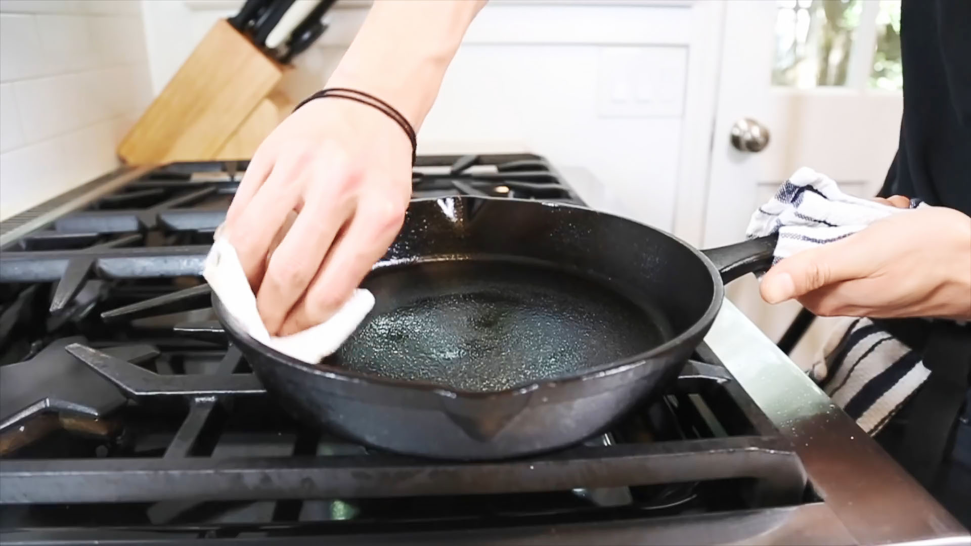 Отмыть жир с антипригарного покрытия. Чугунная сковорода мытье. Грязная чугунная сковорода. Чугунная сковорода после мойки. Очистить чугунную сковороду.
