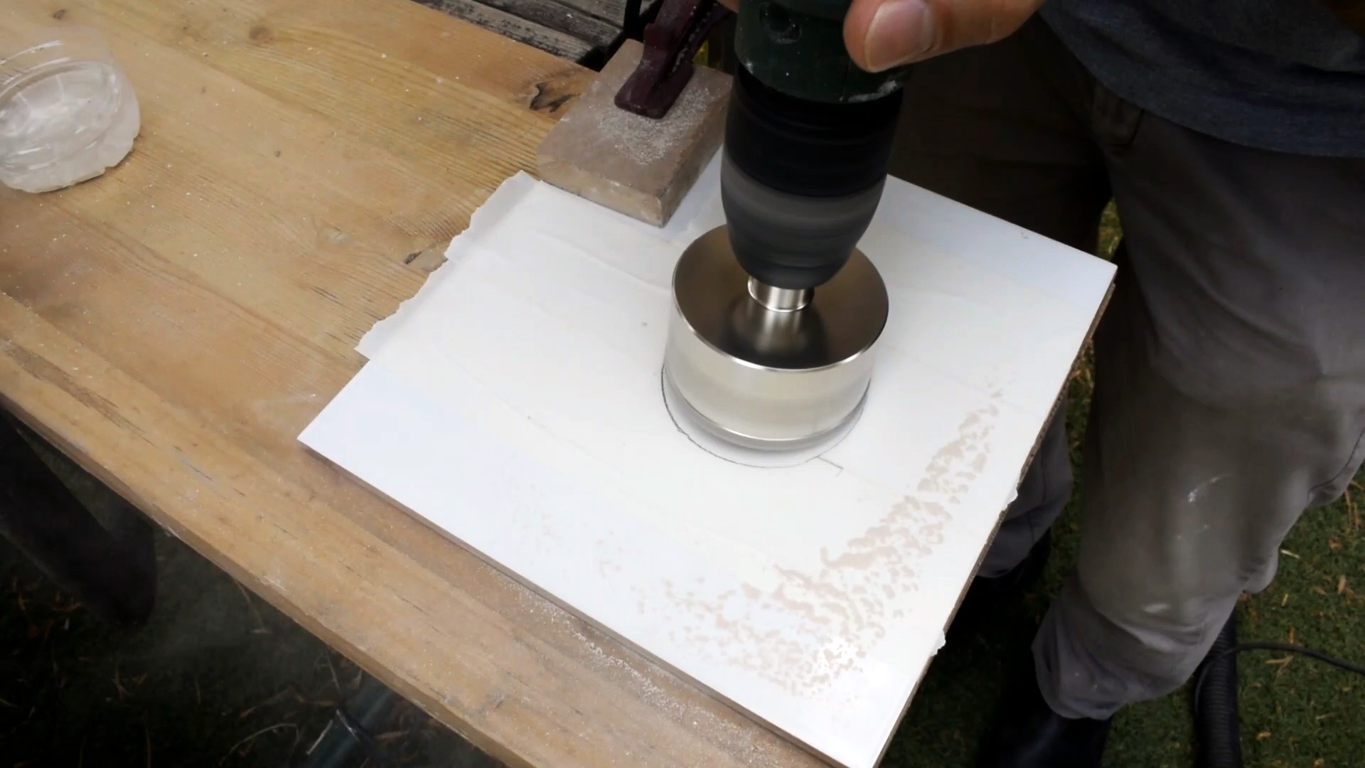 Как просверлить плитку под подрозетник коронкой или тонким сверлом